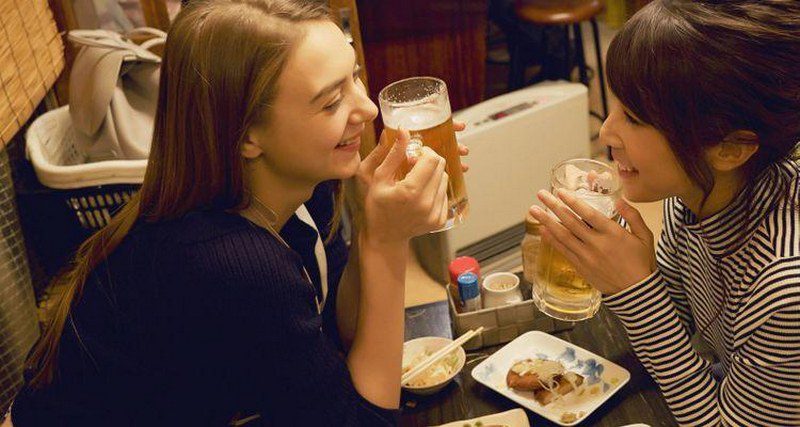 Ngồi cùng người chết uống bia là điềm báo may mắn sắp đến